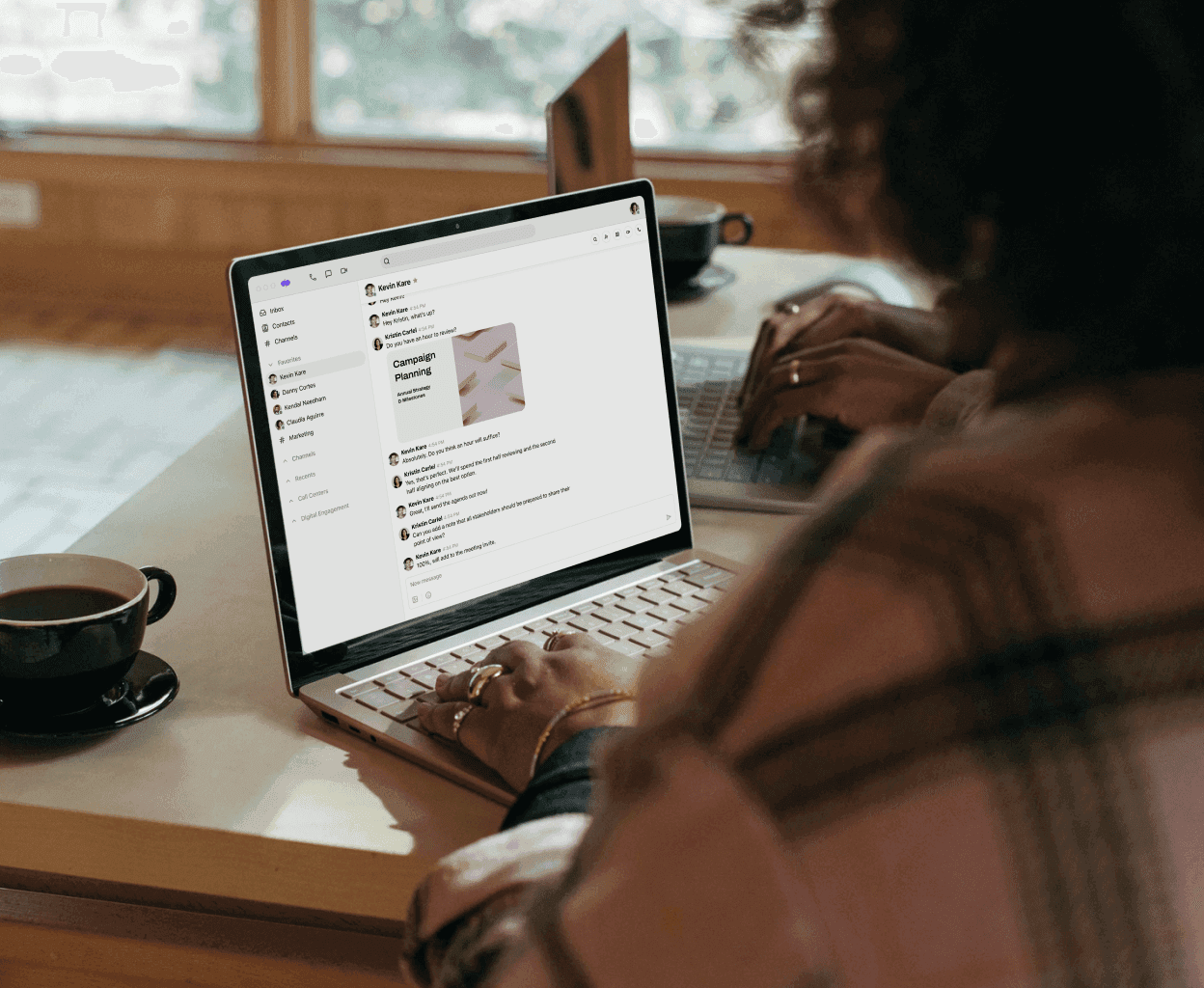 Une femme utilisant un ordinateur portable