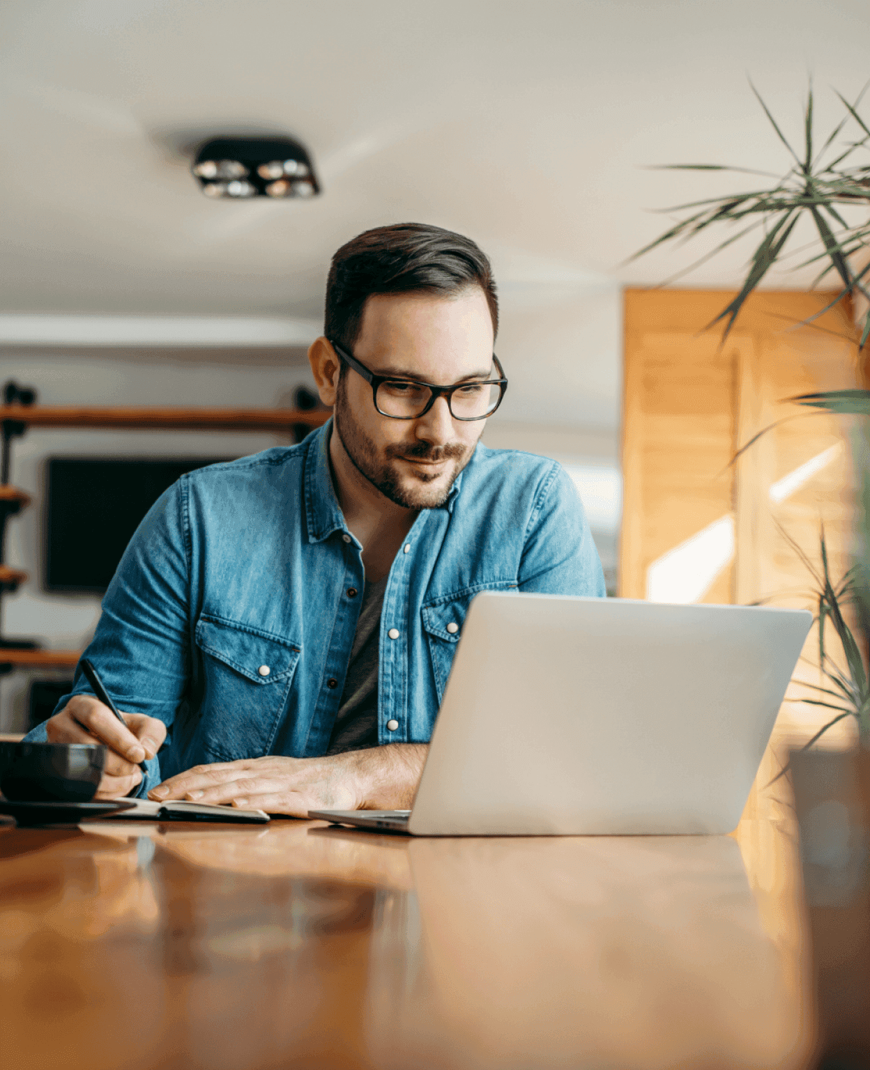 Une personne travaillant sur un ordinateur portable
