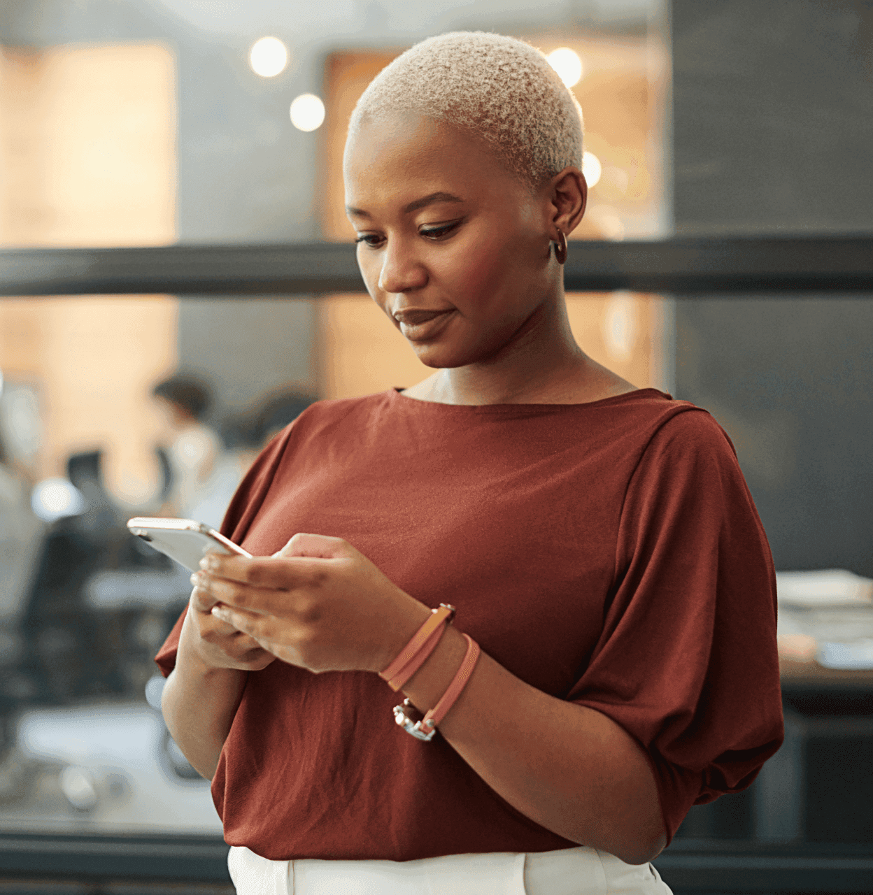 Une femme utilisant un téléphone portable