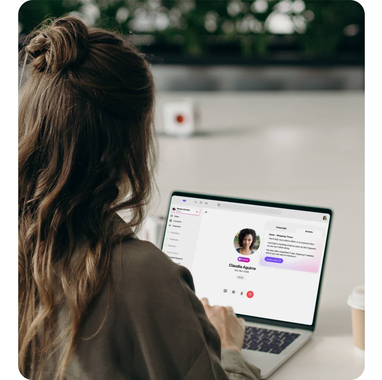 Un agent répondant à un appel téléphonique sur l’application Dialpad