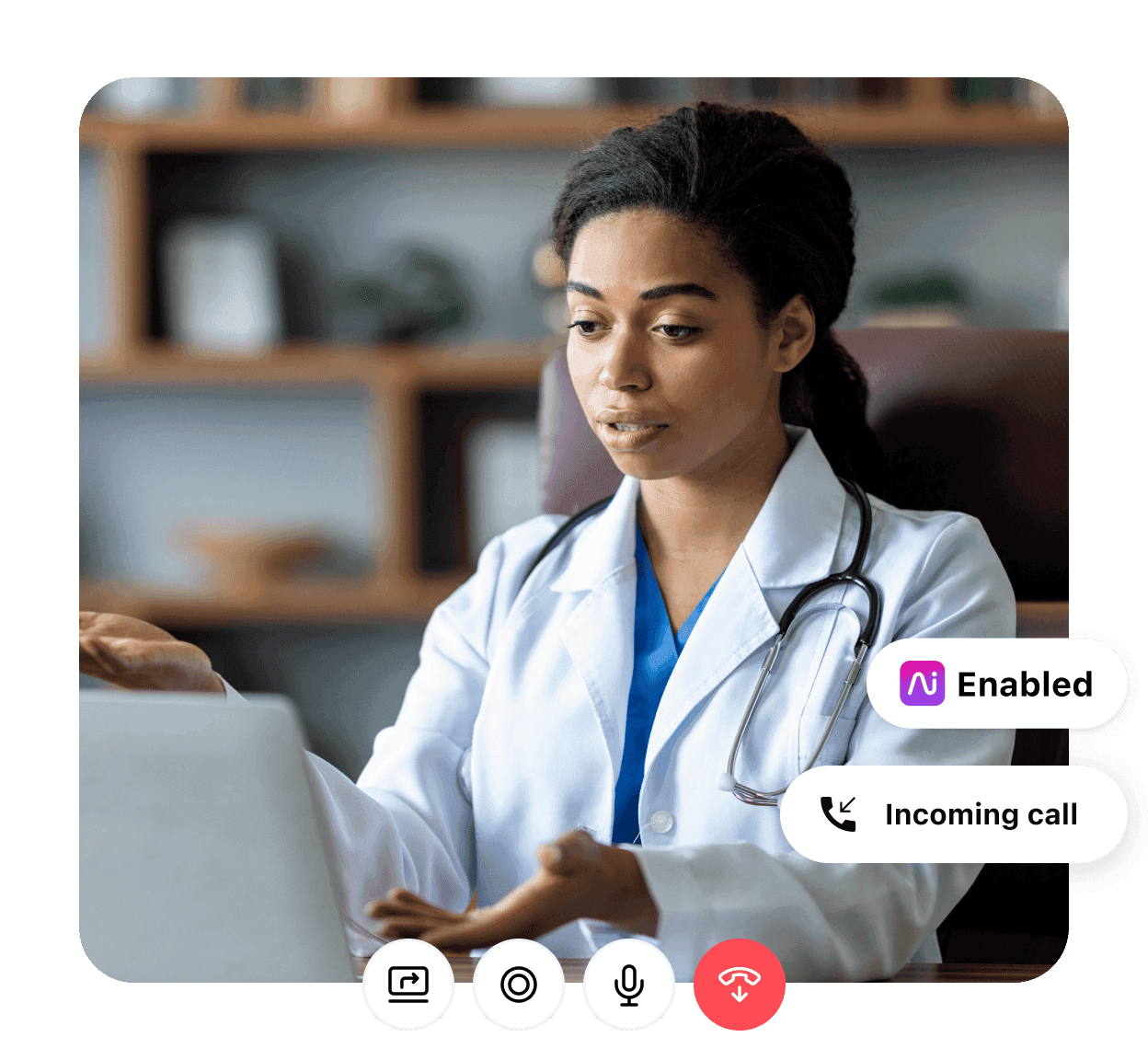 Un professionnel de santé assistant à un appel en visioconférence