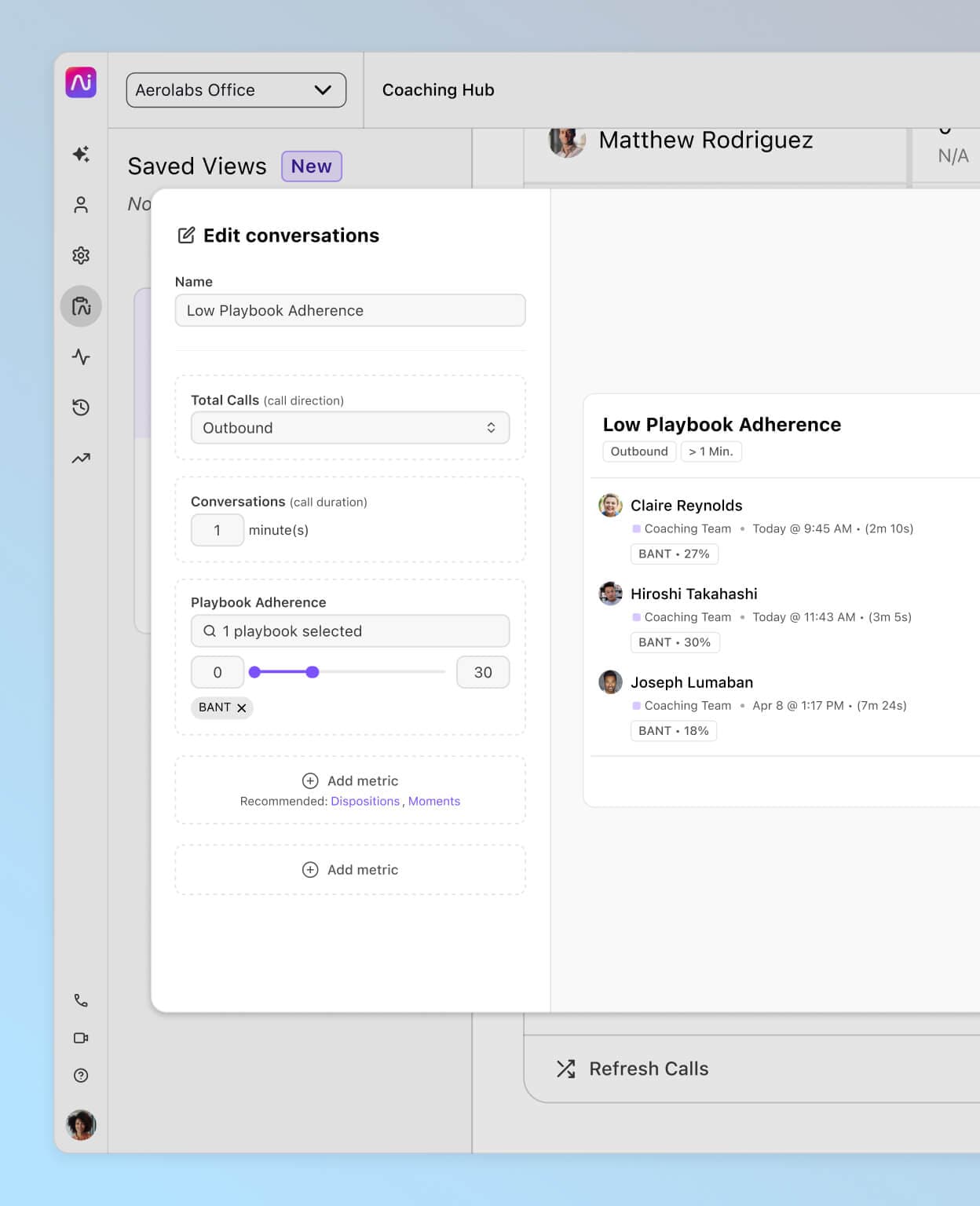 Capture d’écran du tableau de bord du « Faible respect du playbook » pour les appels sortants de plus d'une minute, affichant les scores des utilisateurs et les détails de l’appel